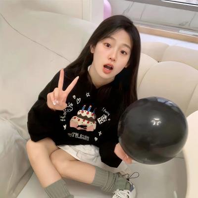 走进酒吧的女孩
